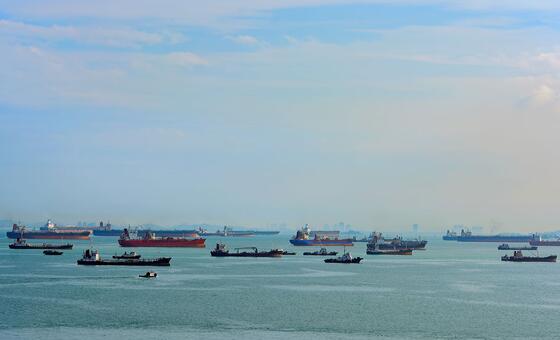 Circulation dense dans l'étroit passage du détroit de Malacca et de Singapour, la voie maritime la plus fréquentée au monde.